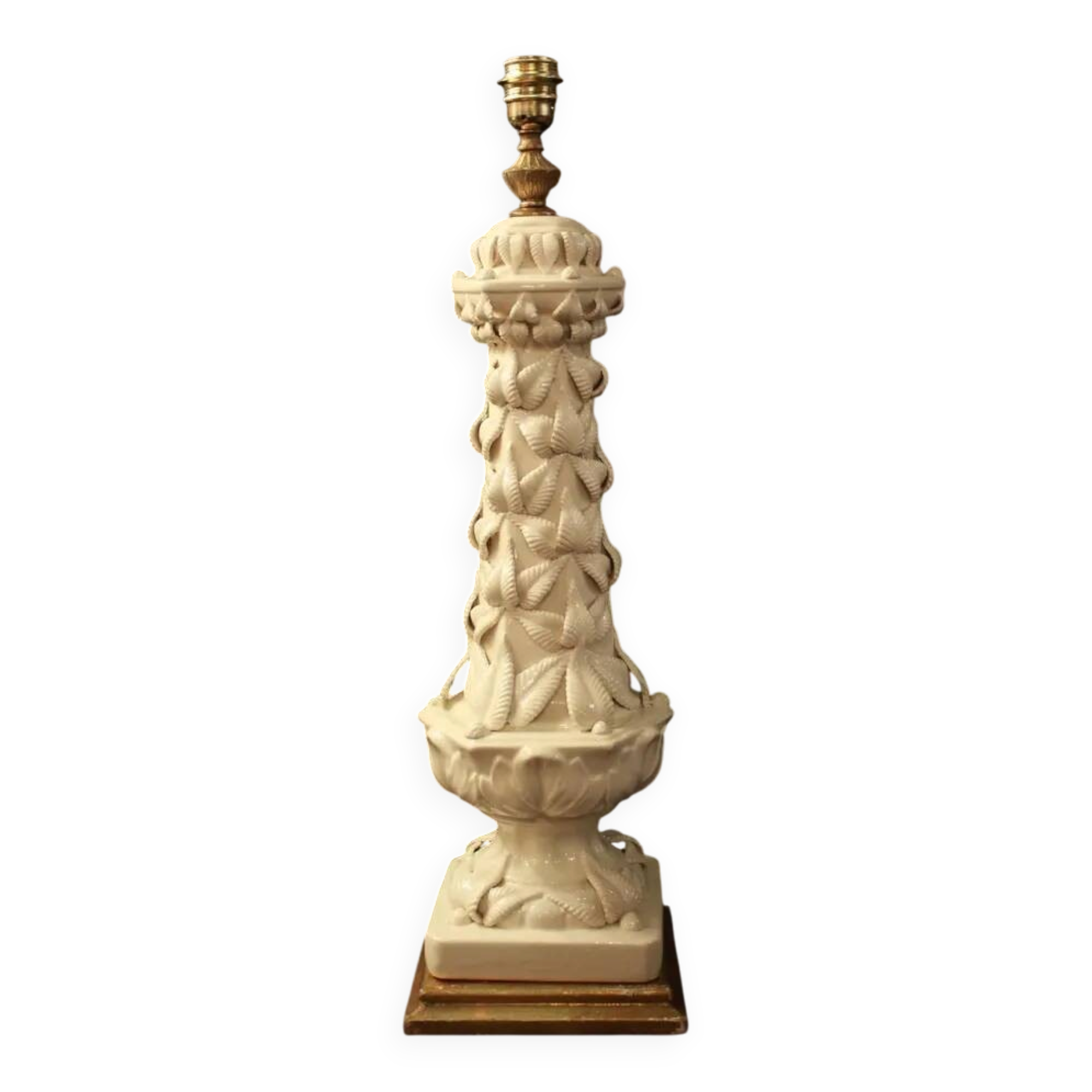 Pied de lampe de table en céramique Manises blanche vintage, décor de feuilles en relief
