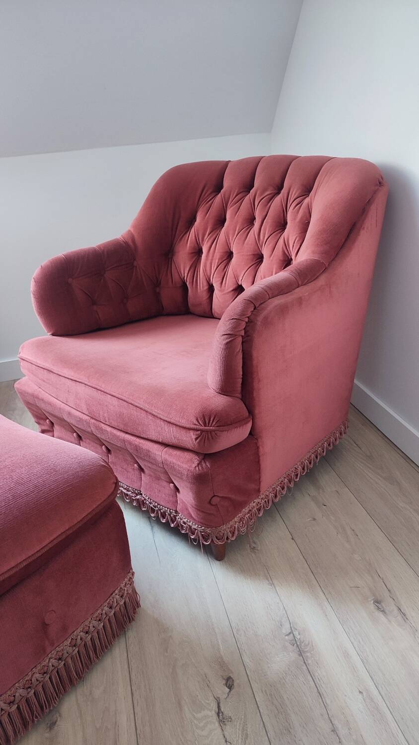 Fauteuil velours vieux rose et son repose pied
