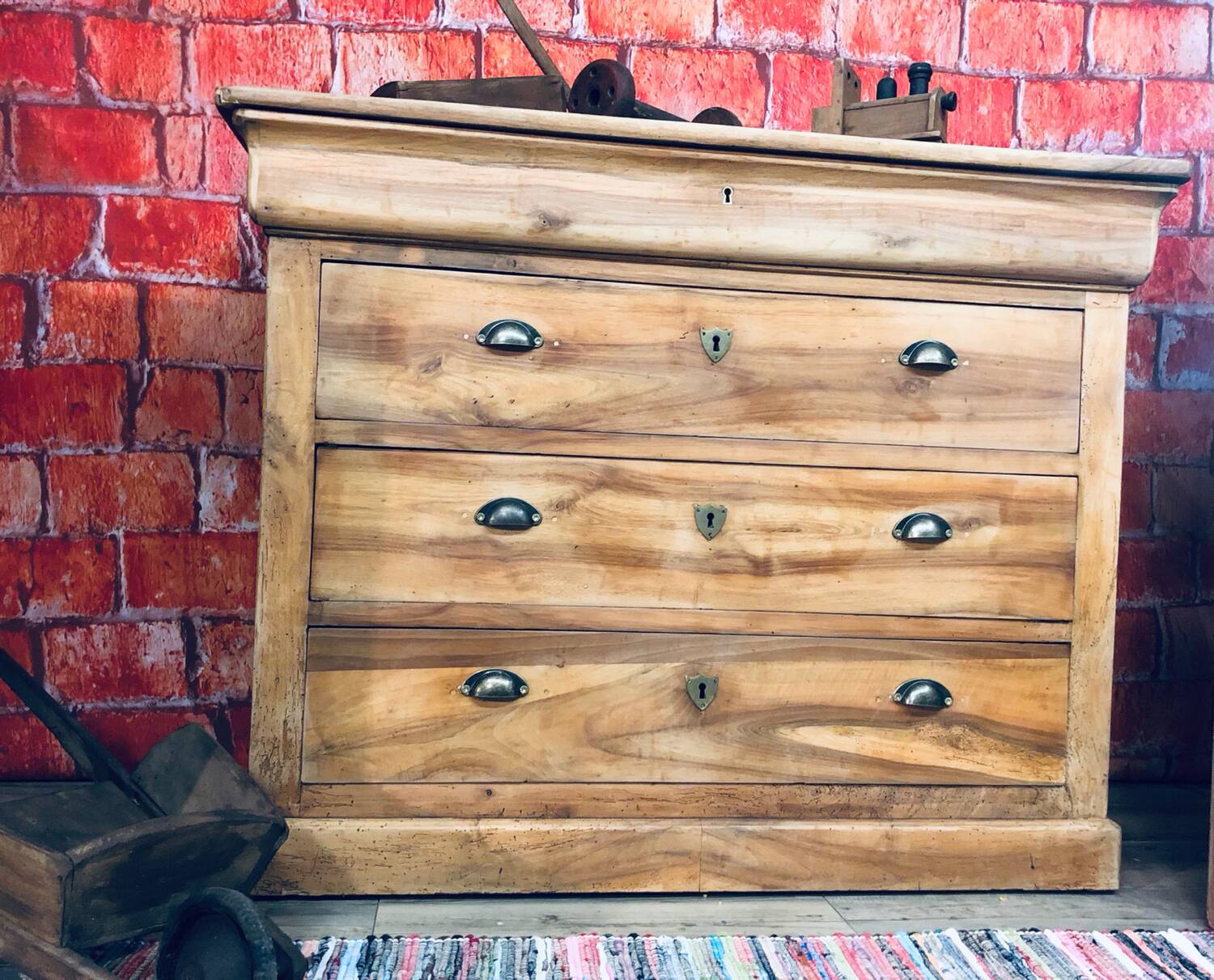 Walnut chest of drawers