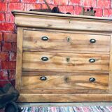 Walnut chest of drawers