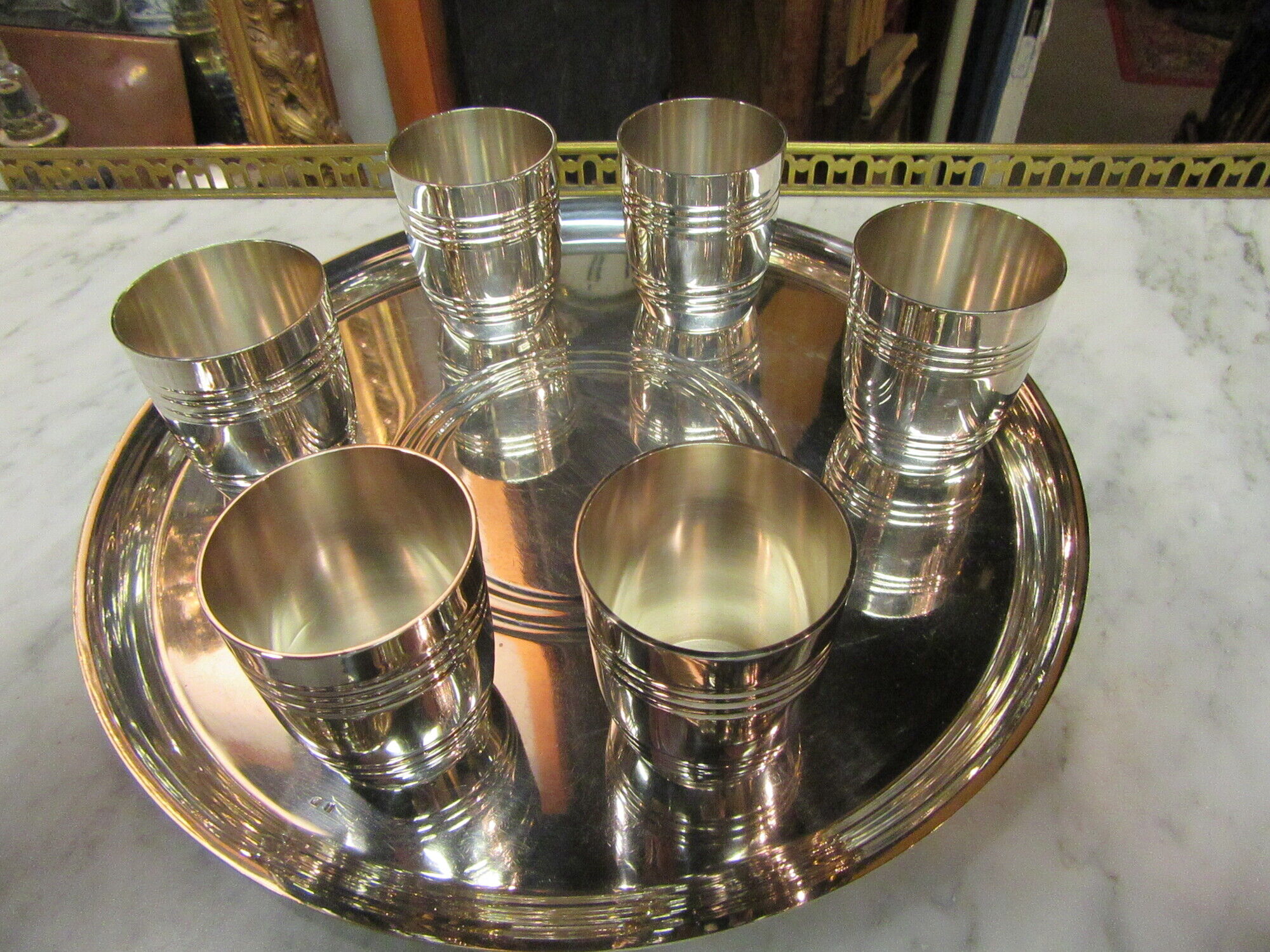 Shaker sur plateau avec 6 gobelets métal argenté vintage