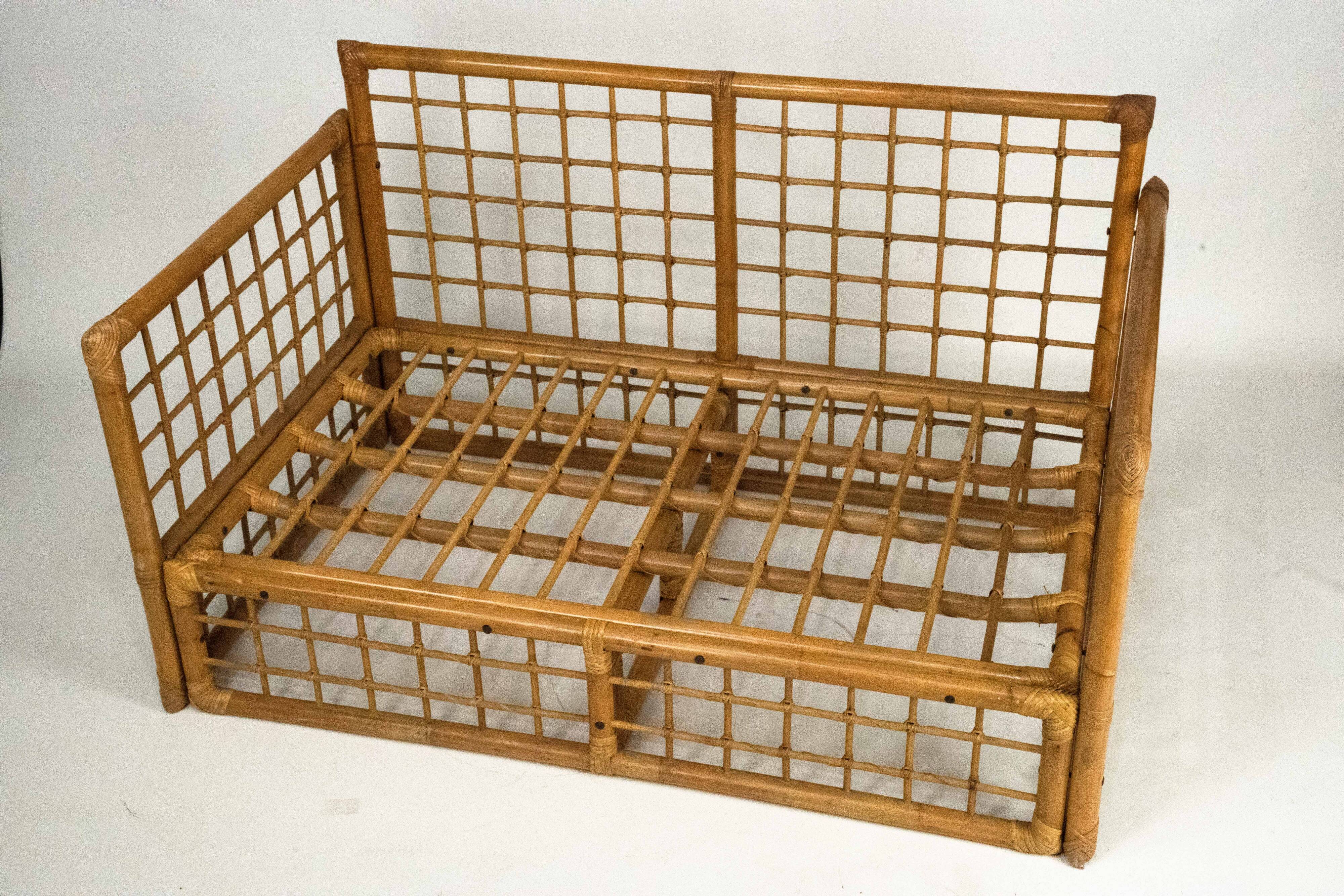 Canapé deux places style tropical chic des années 1960, par Vivai del Sud, en rotin et bambou.