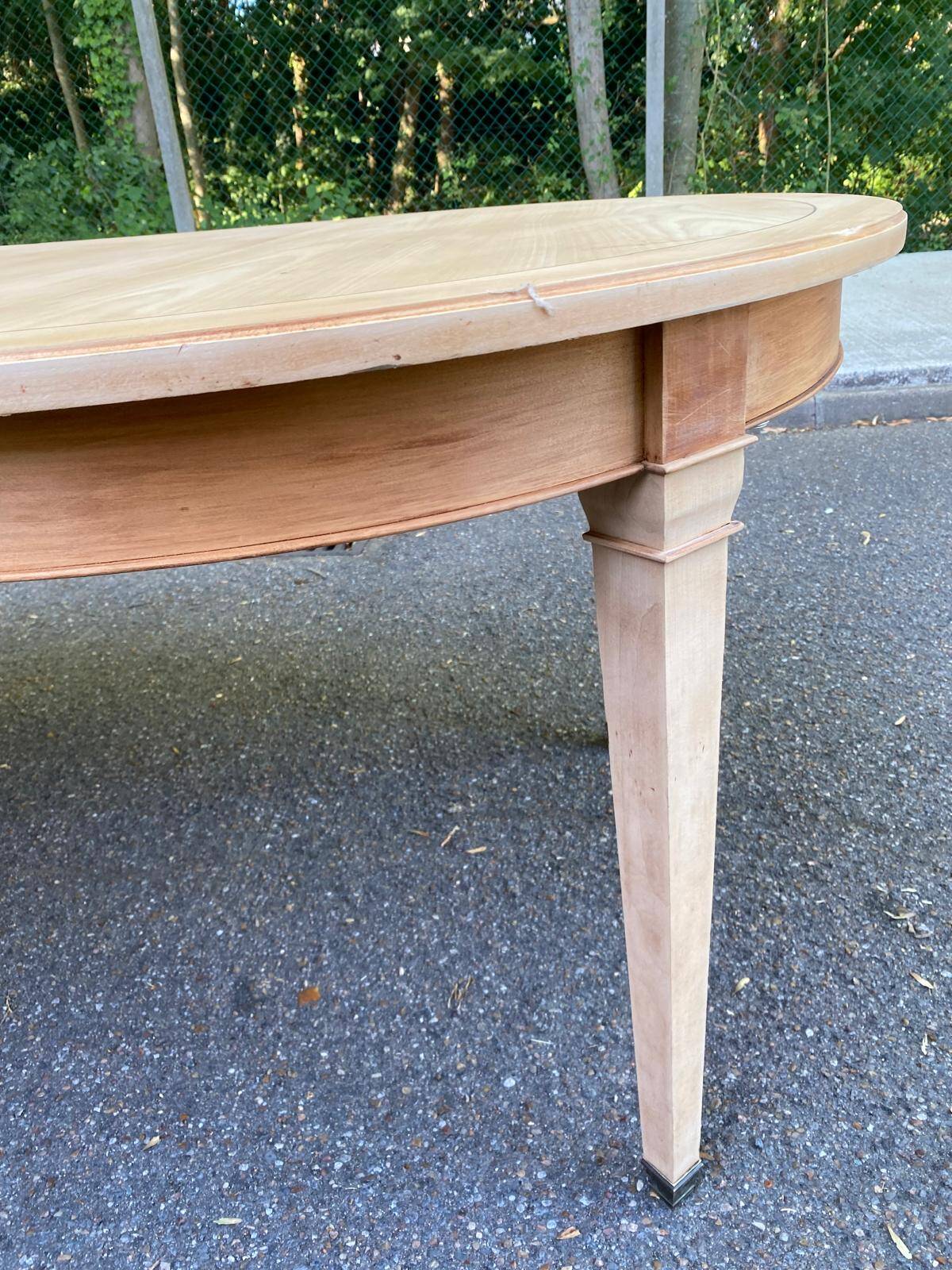 Table ronde extensible style Directoire rénovée en bois clair  avec 2 rallo
