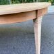 Table ronde extensible style Directoire rénovée en bois clair  avec 2 rallo