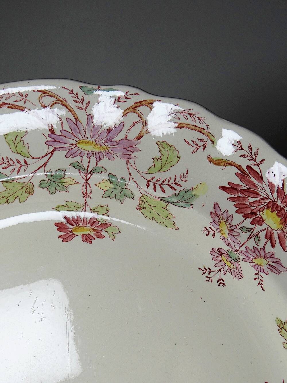 Plat de service ancien Longchamp Pâquerettes terre de fer polychrome XIXe