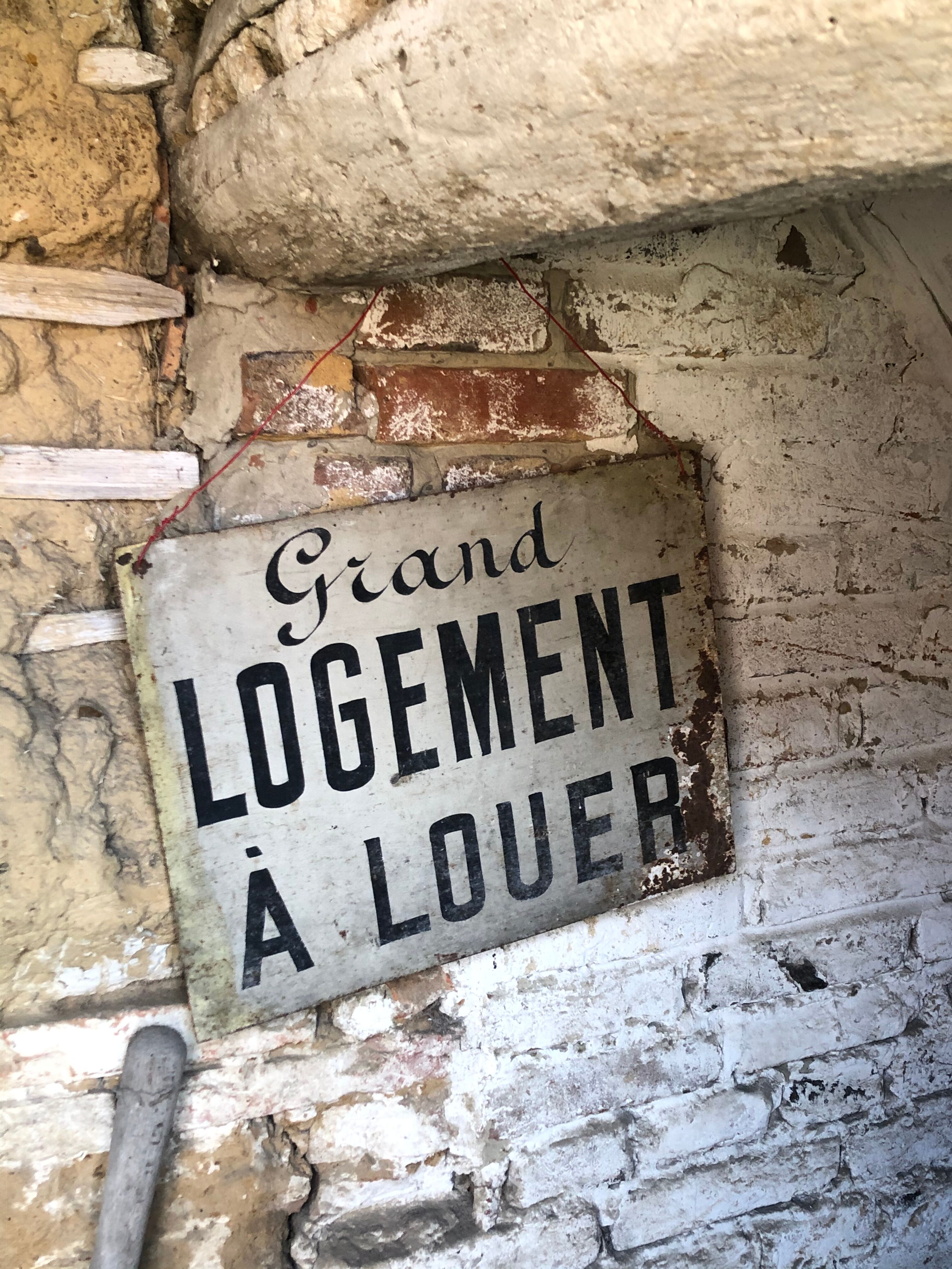 Double-sided painted panel. Large accommodation for rent