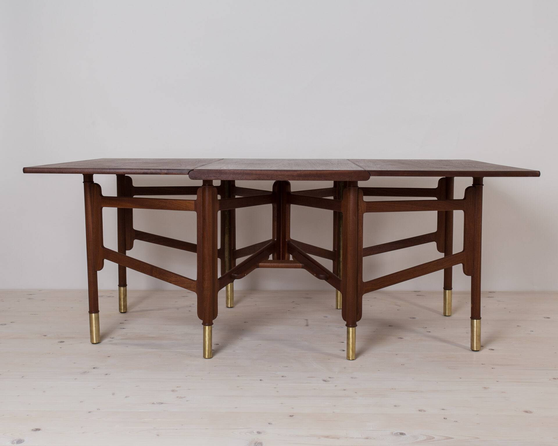 Table à manger vintage, bois de teck, éléments en laiton, Norvège, années 1950