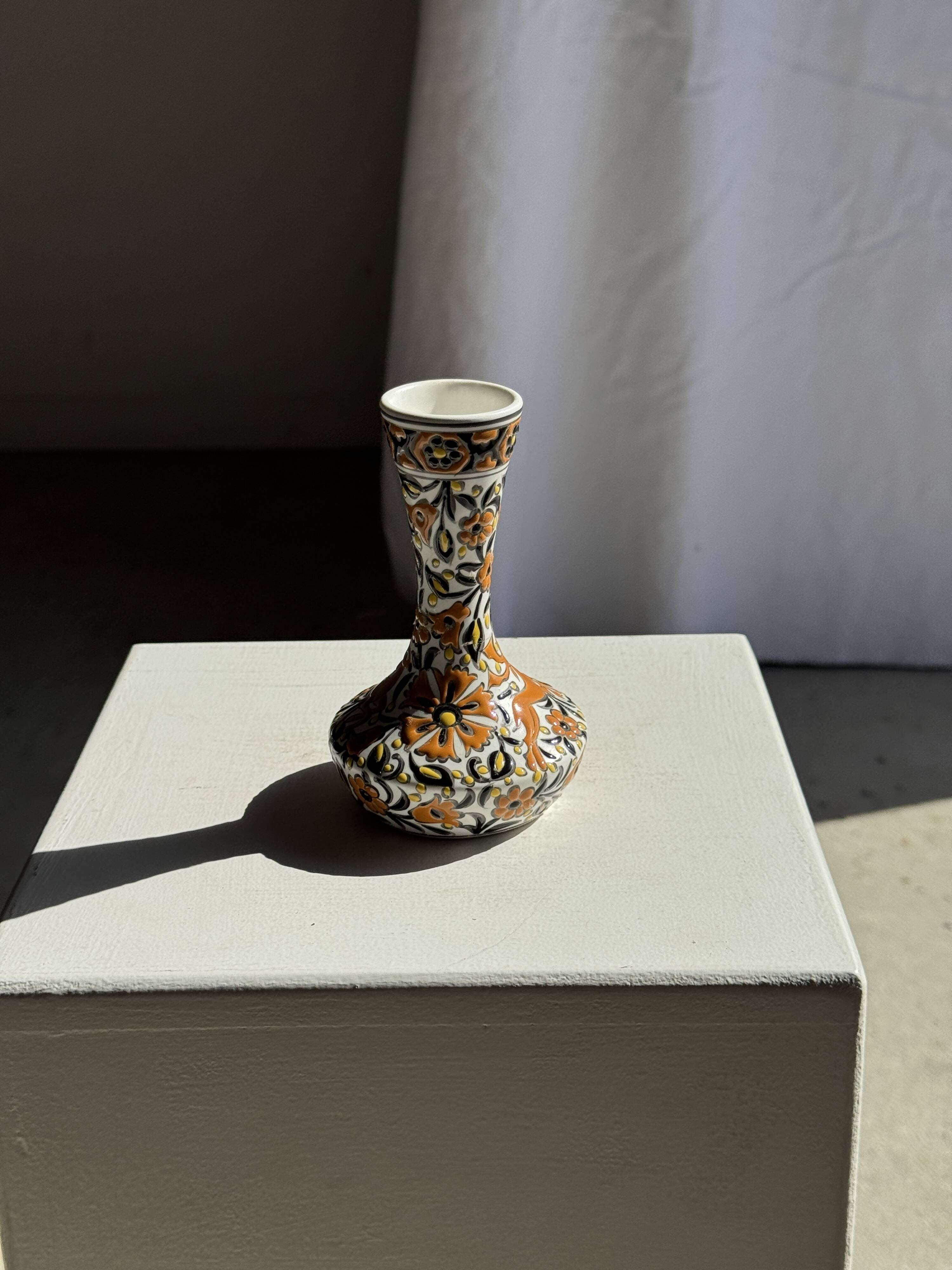 Petit vase soliflore blanc à décor floral et animalier orange H14 L9