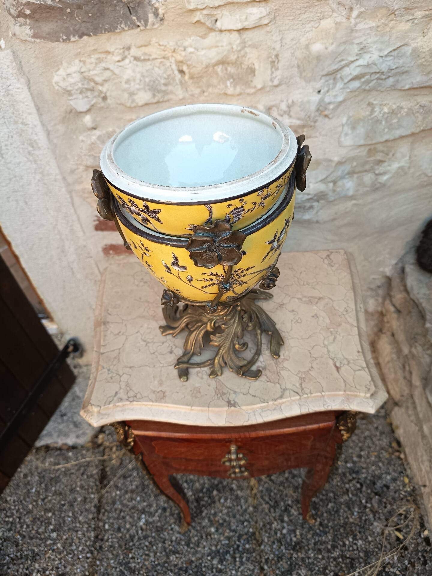 Large covered box in yellow earthenware with polychrome enamels and brass from the 20th century.