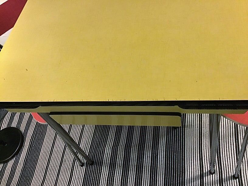 Table formica yellow and 2 red chairs