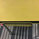 Table en formica jaune et 2 chaises rouges
