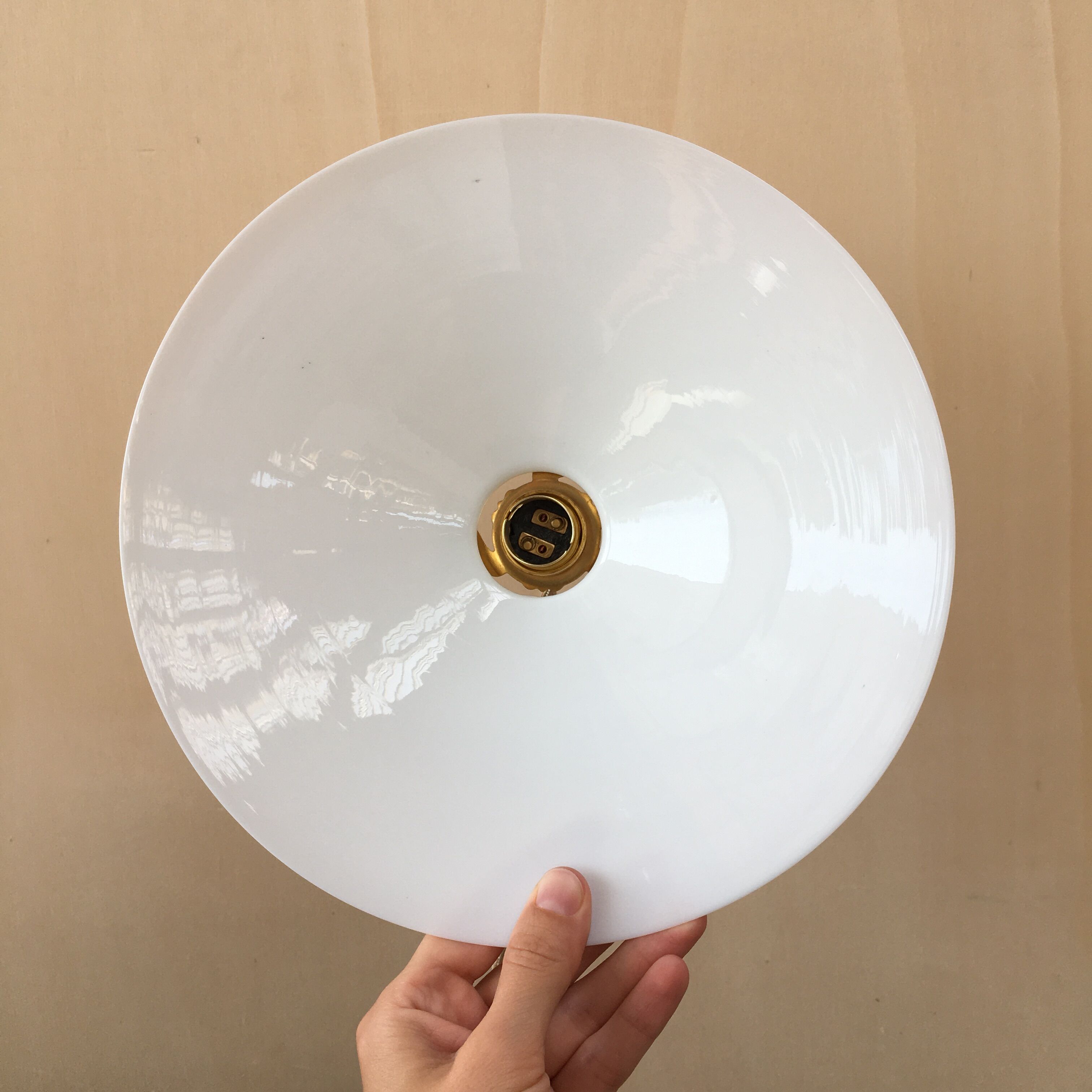 Paire de suspensions vintage en opaline blanche