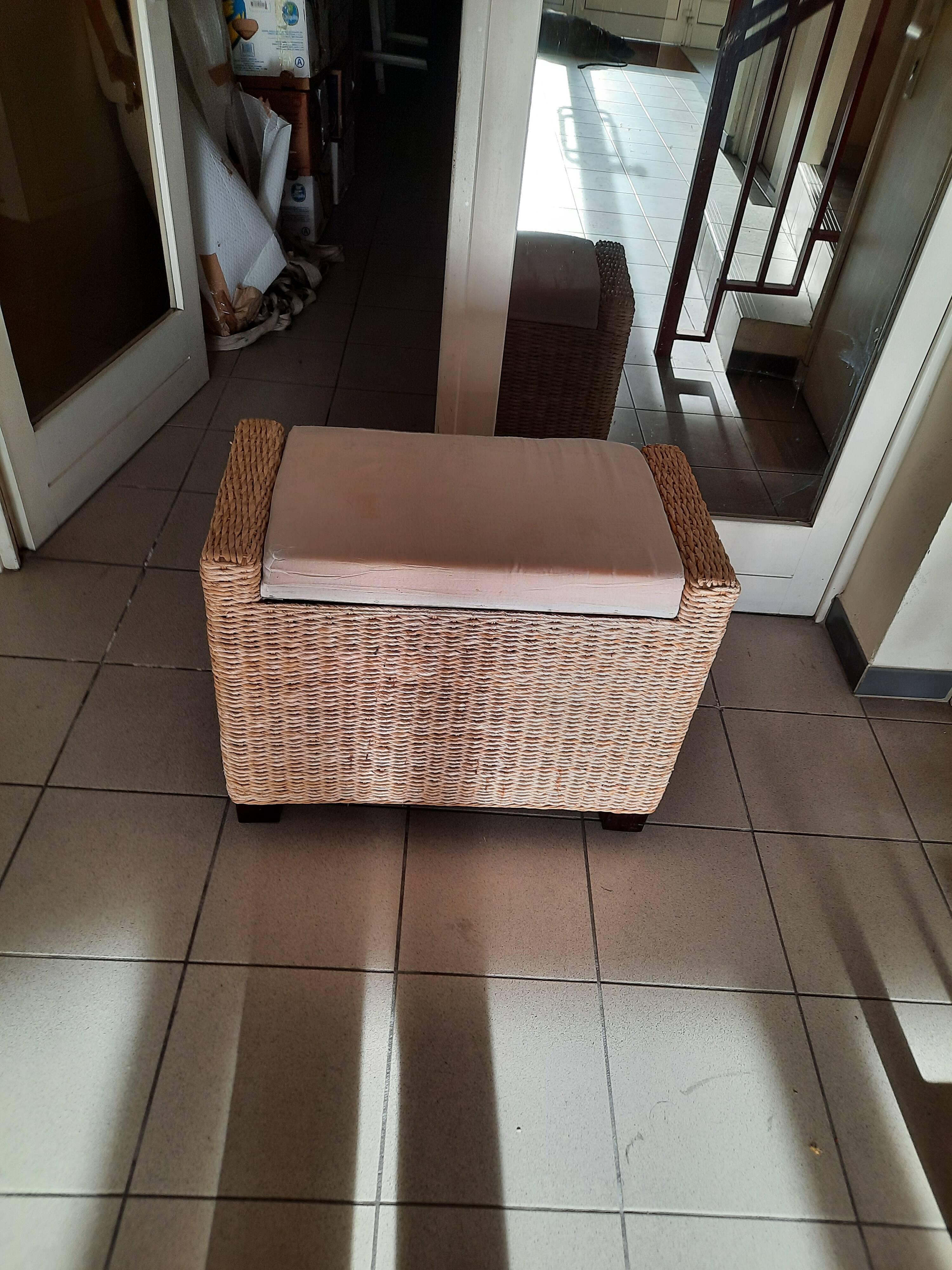 Pouf, coffre en rotin et bois