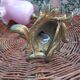 Applique florale bronze et opaline