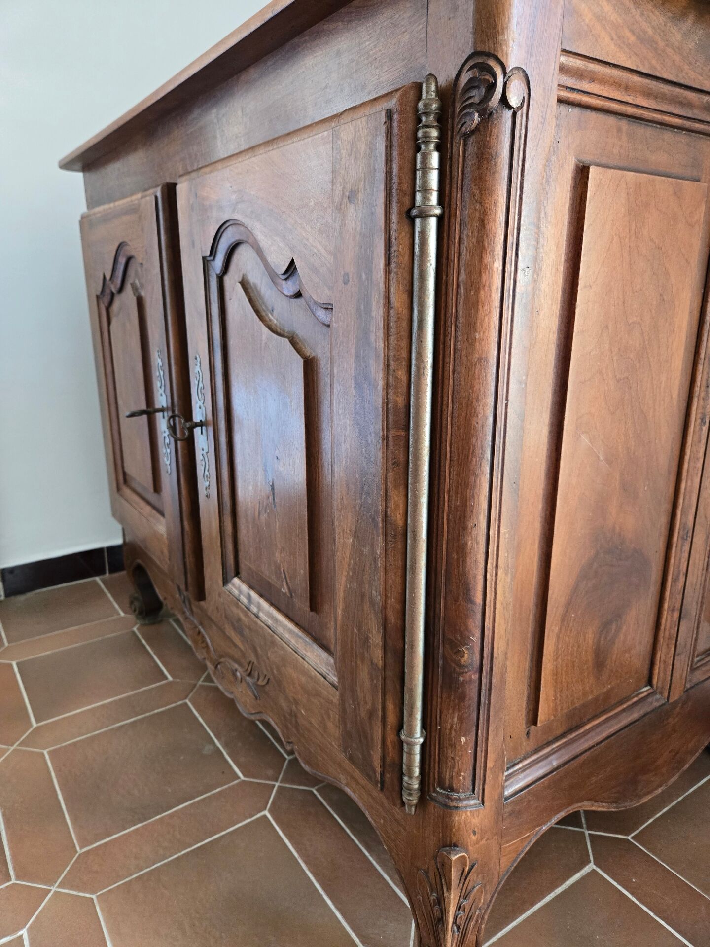 Antique Louis XV style buffet in solid wood.
