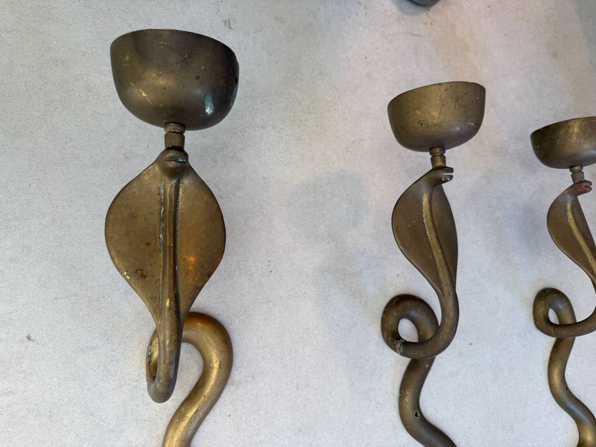 Série de 4 grands bougeoirs serpents sculpturaux en laiton patiné – an