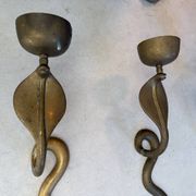 Série de 4 grands bougeoirs serpents sculpturaux en laiton patiné – an