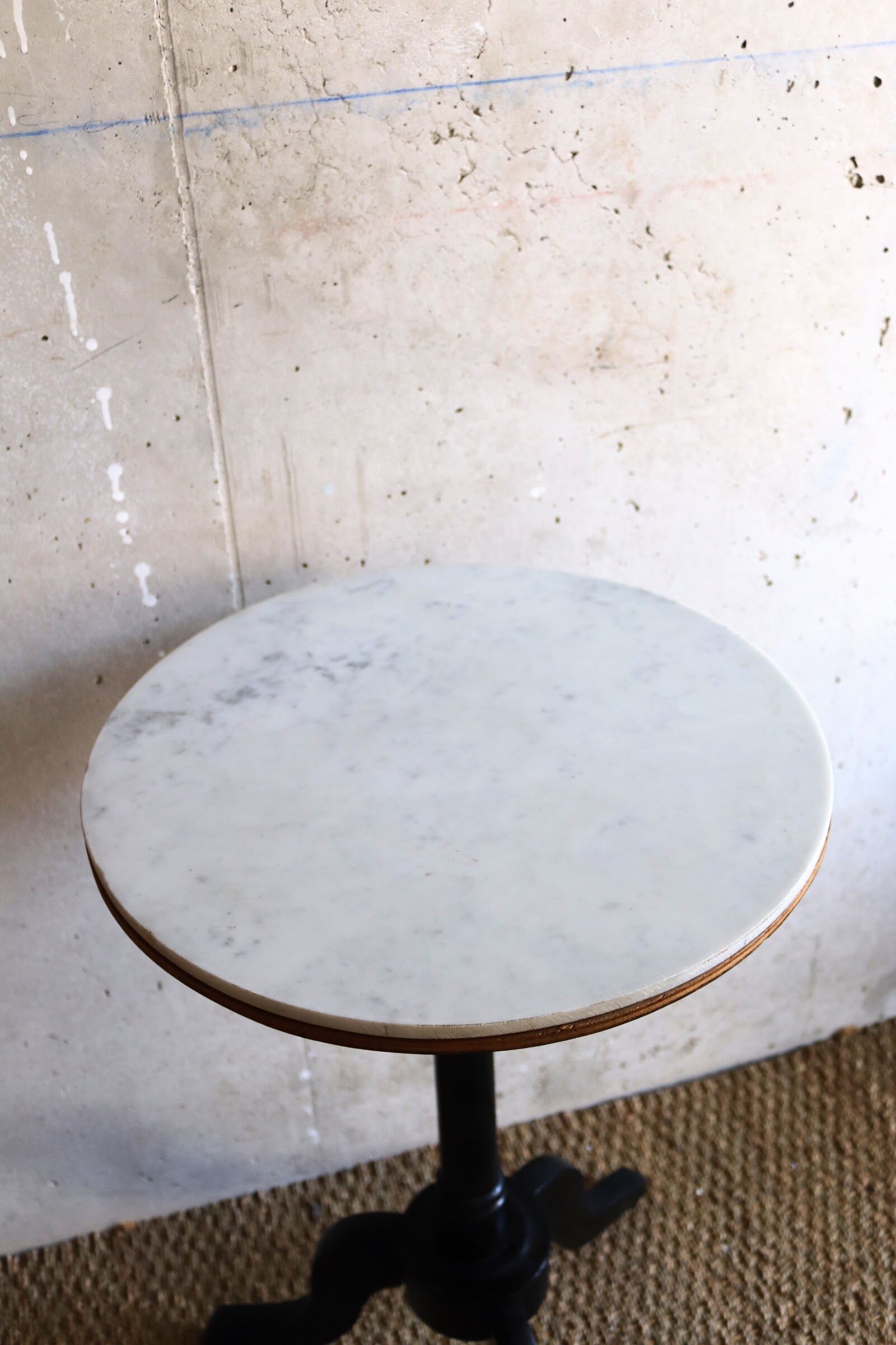 Gueridon in marble and wood