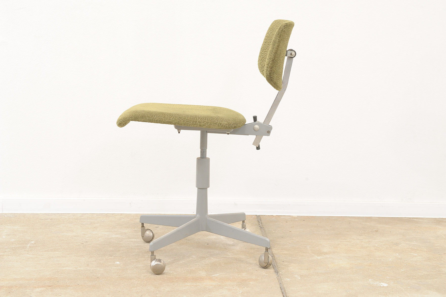 Midcentury Industrial swivel work desk chair by Kovona, 1950´s