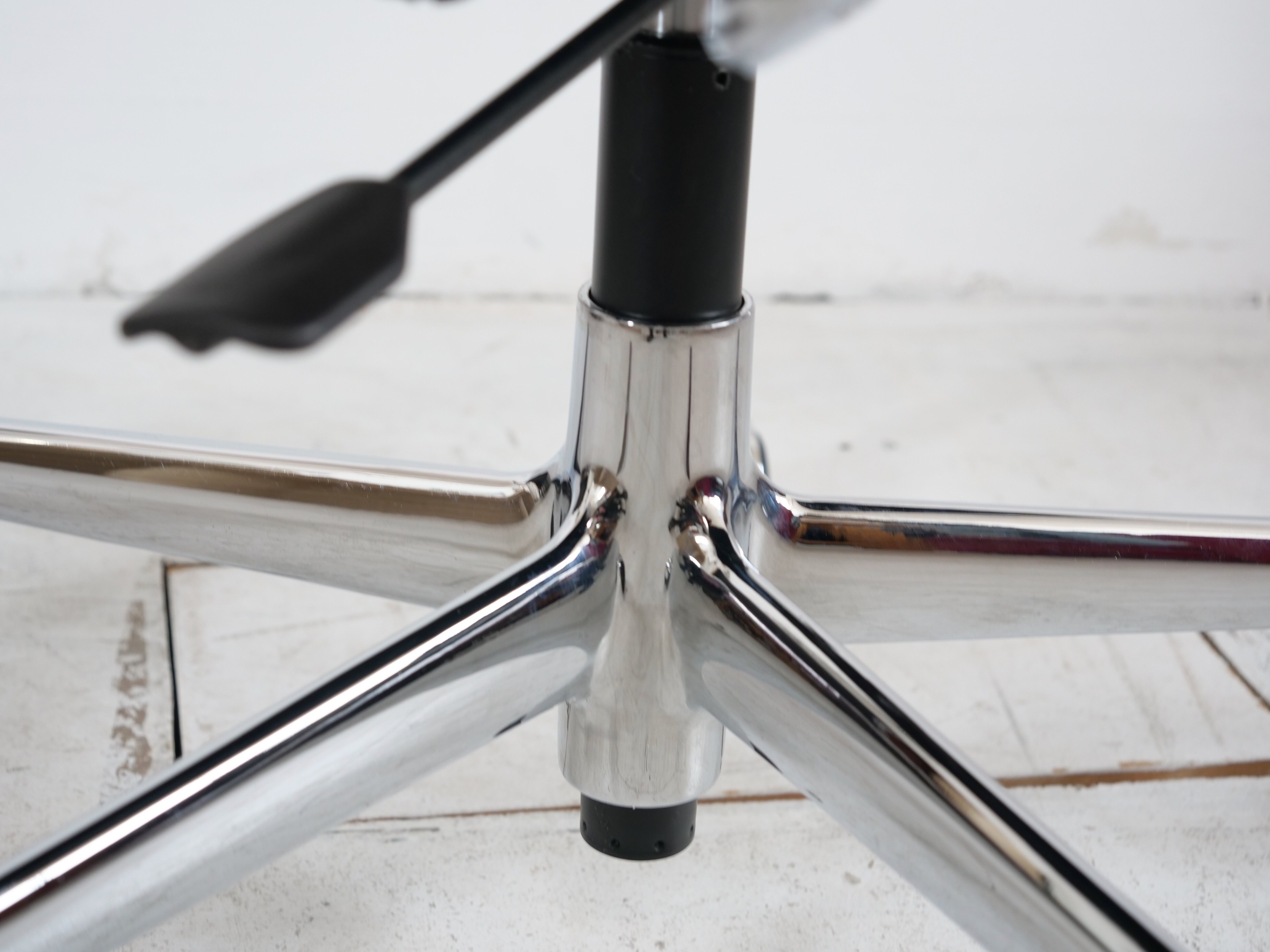 Eames EA 219 Vitra leather office chair