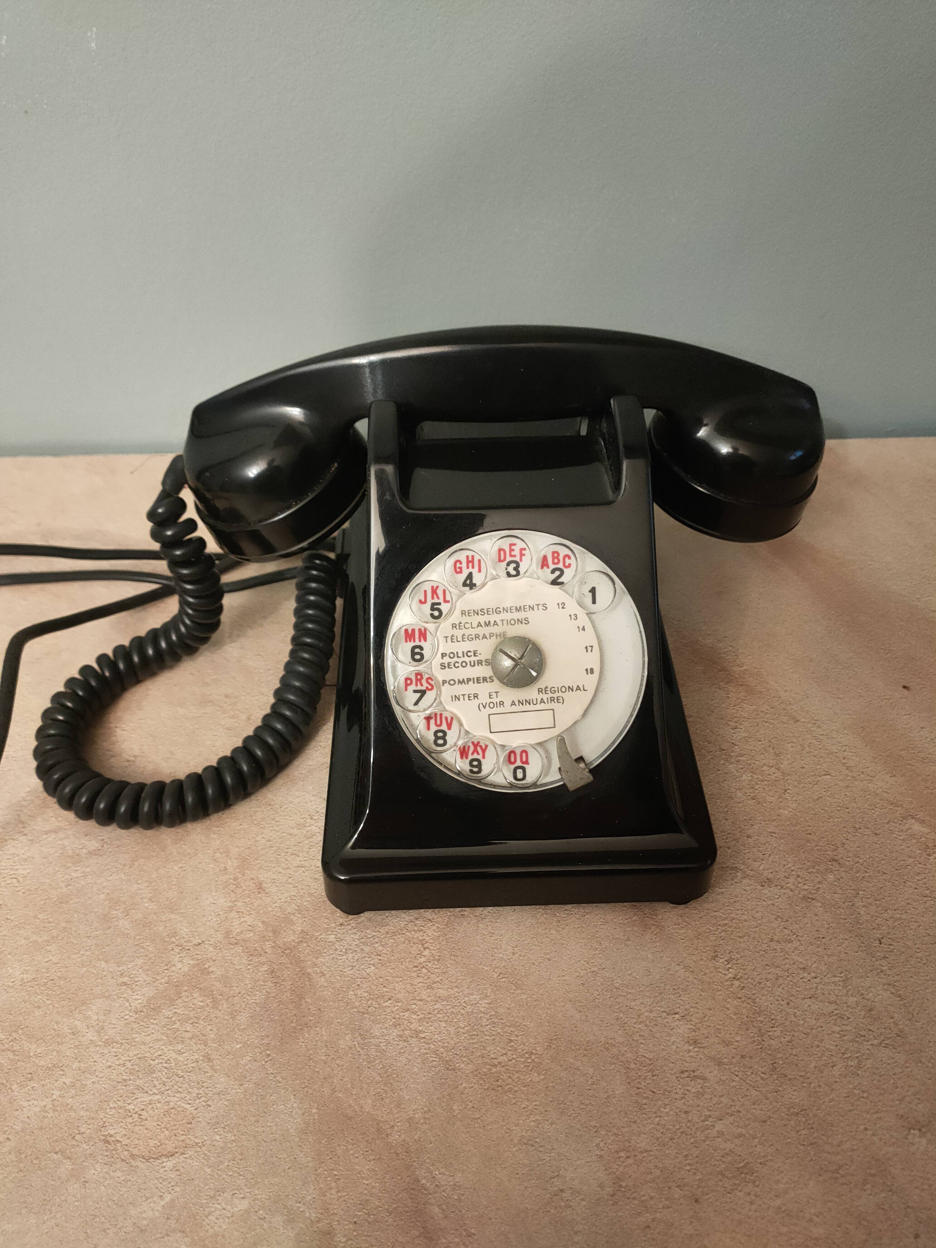 telephone from the 50s in black bakelite