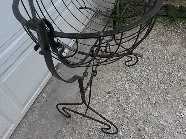 Former cradle in wrought iron