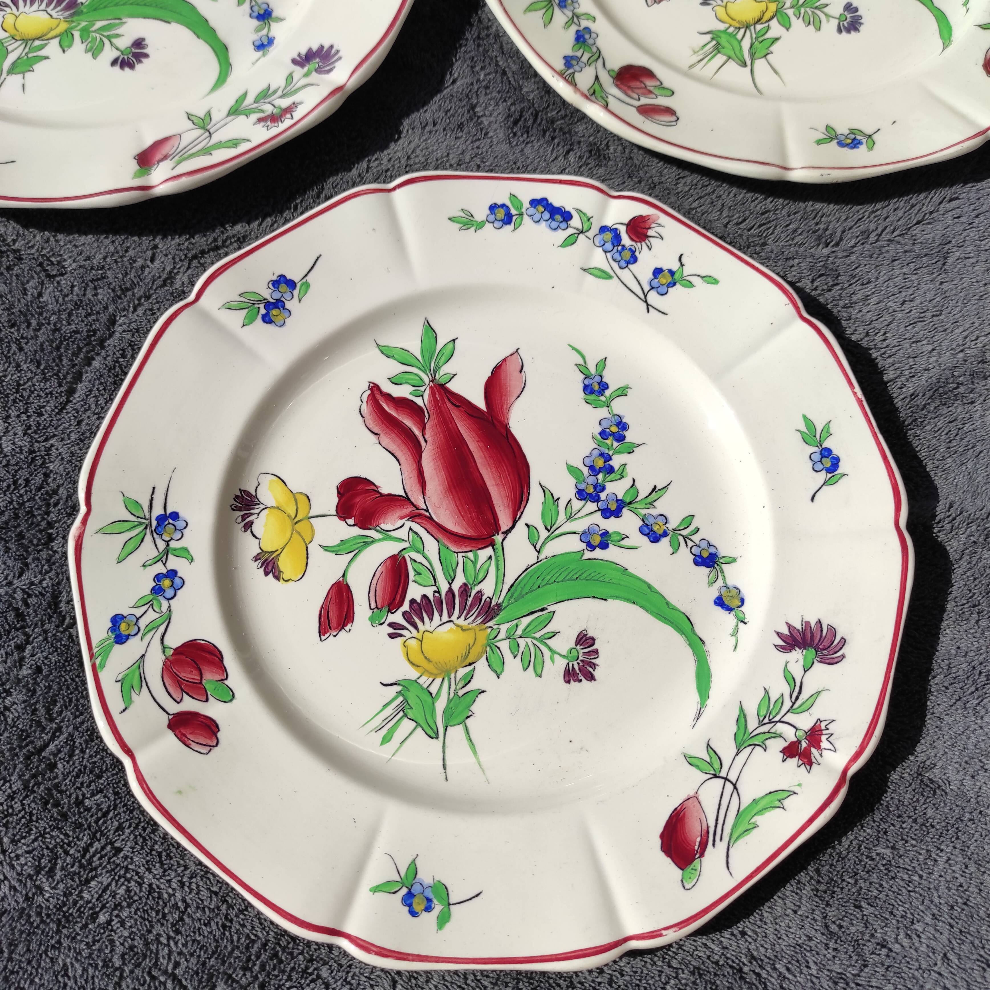 Lot 3 plates decorated with flowers by Boch Freres à la Louvière and hollow mark