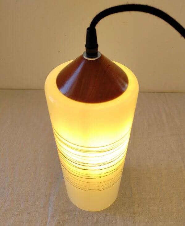 Suspension cylindrique en opaline zébré verre et teck vernis