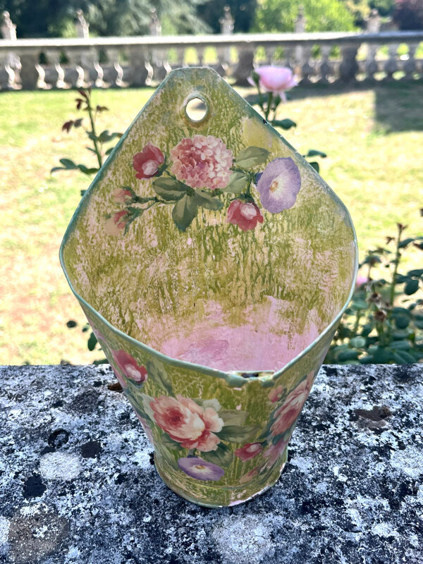 Ensemble de jardinières florales vintage, plateau en tôle français, poche murale et cache.