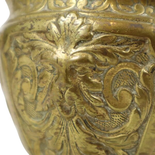 Ancien gobelet en laiton avec couvercle figure mythique