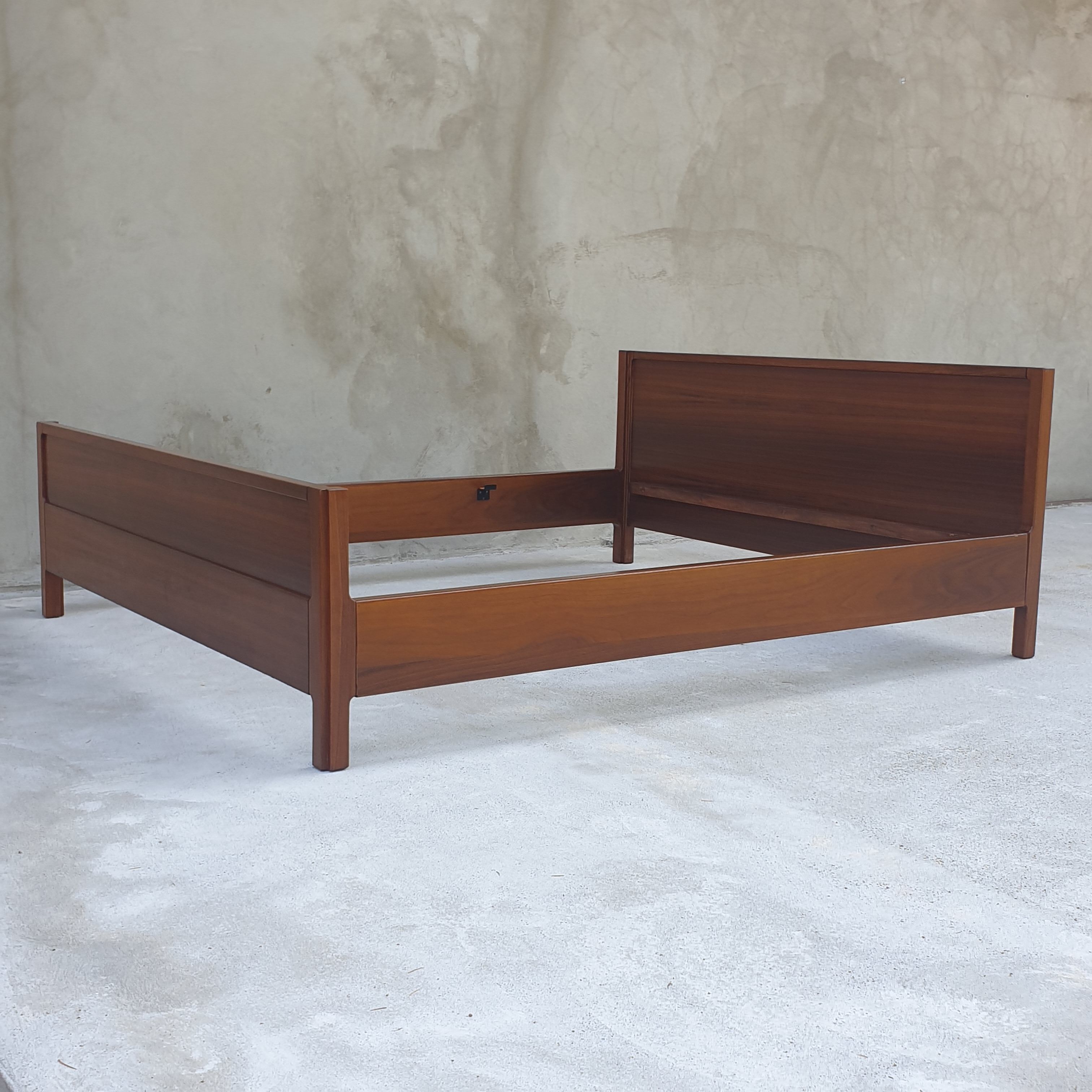 Lit de noyer Stilwood des années 1960