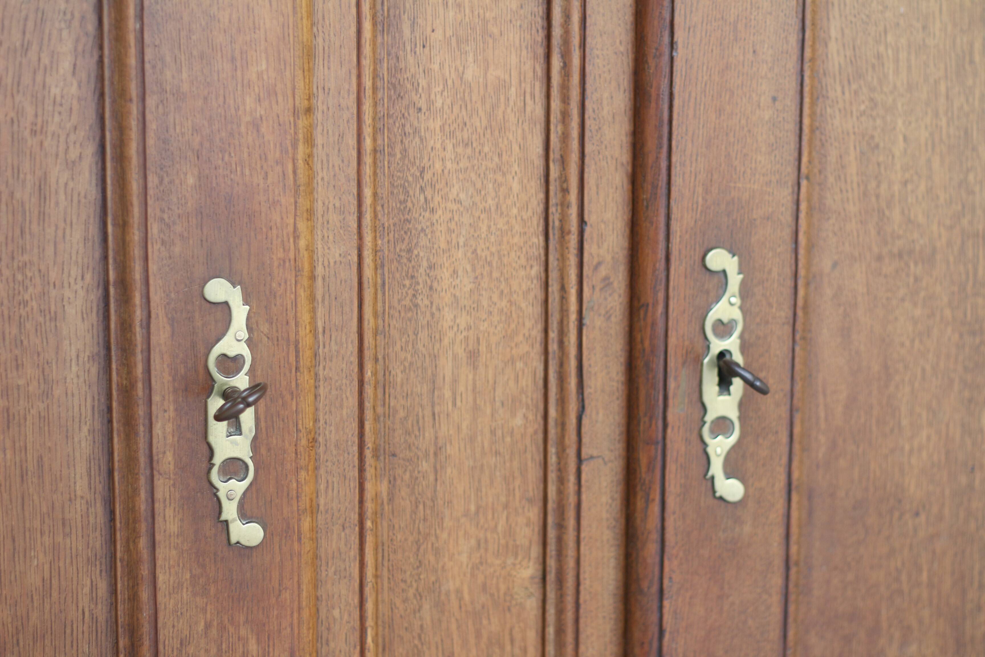 Somptueux buffet en chêne massif, travail provincial du XVIIIeme siècle