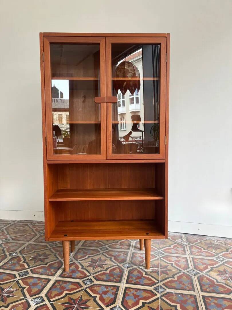 Dyrlund display cabinet