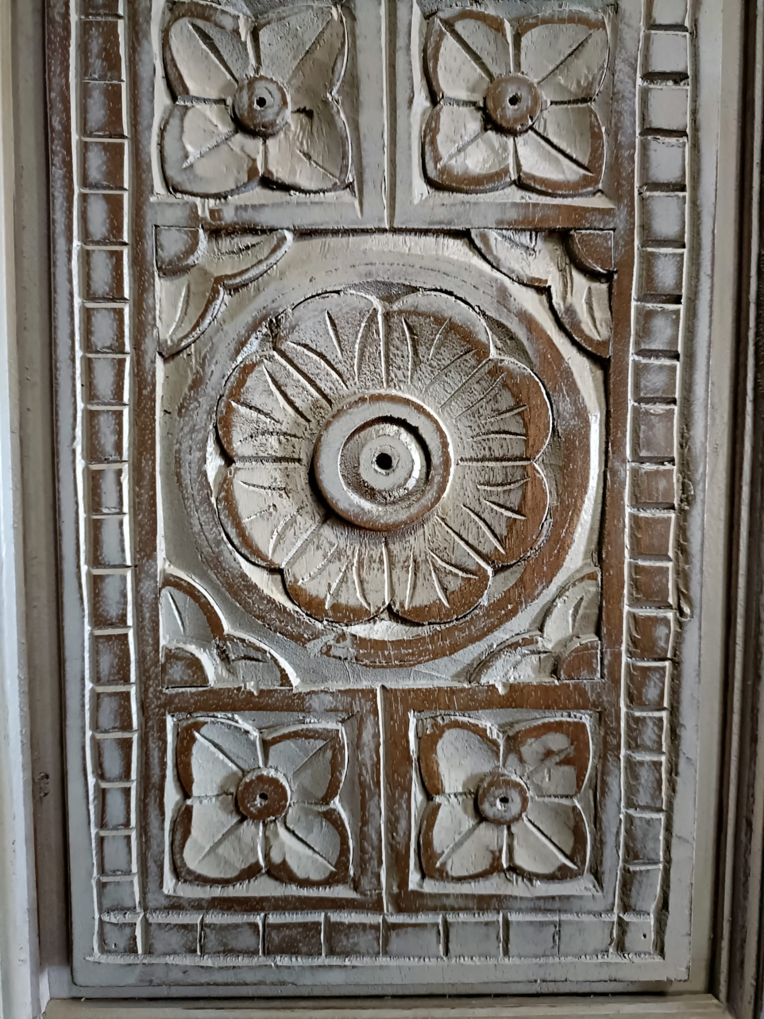 White chest of drawers