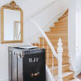 Miroir ancien en or jaune avec écusson du XIXe siècle