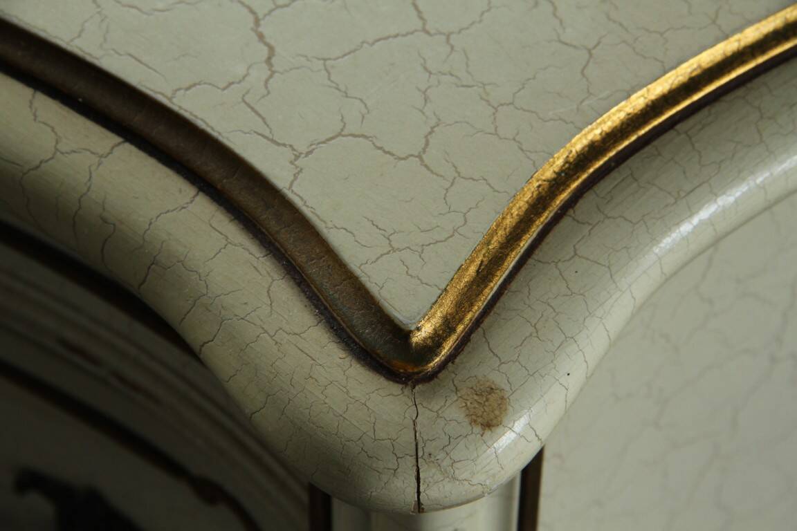 Vintage pair of 20th century Venetian Baroque style nightstands in painted wood