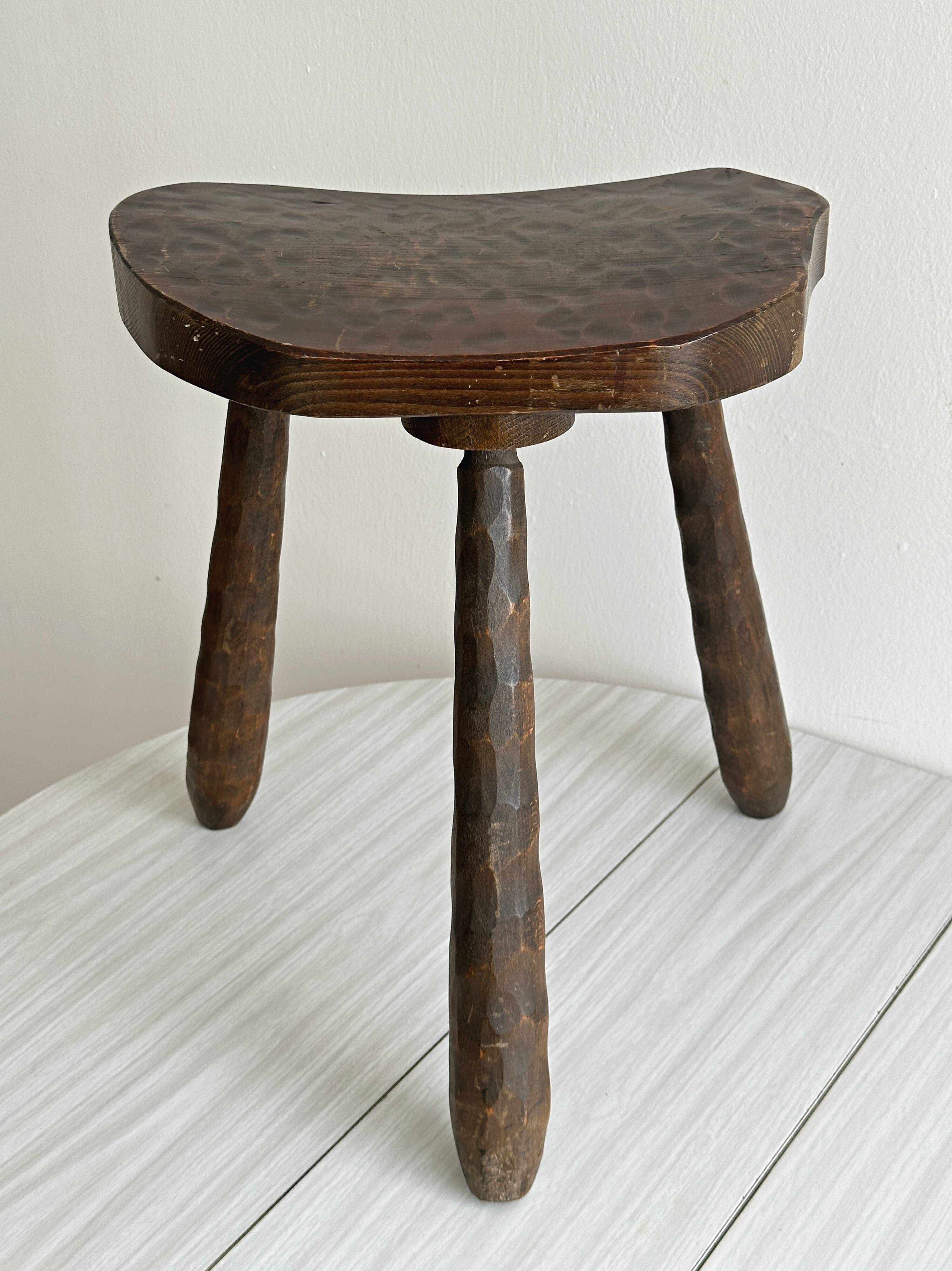 Tabouret tripode ancien en bois foncé sculpté
