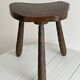 Tabouret tripode ancien en bois foncé sculpté