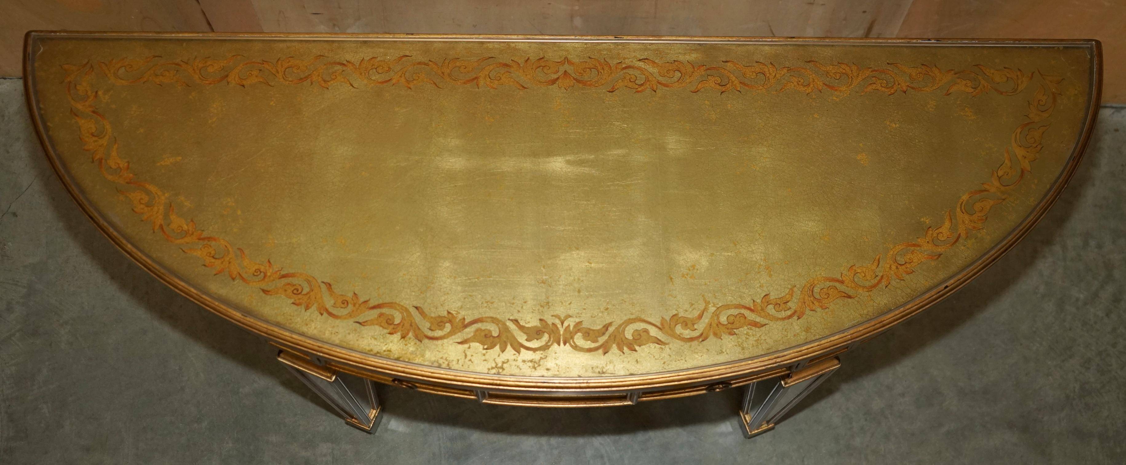 Console demi-lune Eglomise Theodore Alexander finition dorée