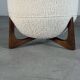 Tabourets totemo de forme, revêtement bouclé dedar ivoire, pieds en noyer