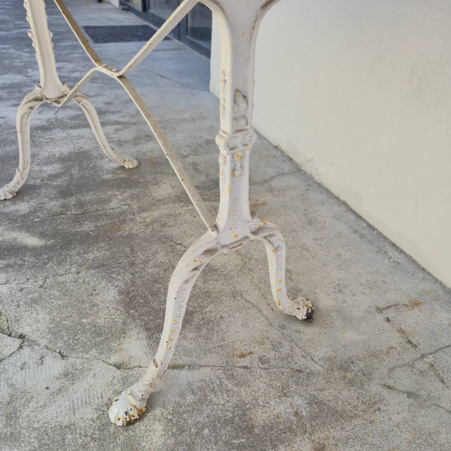 Table de bistrot ancienne en bois aérogommé et fonte