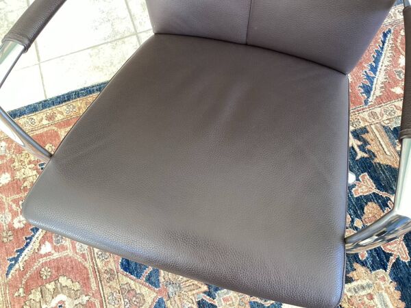 Fauteuil pivotant en cuir chocolat