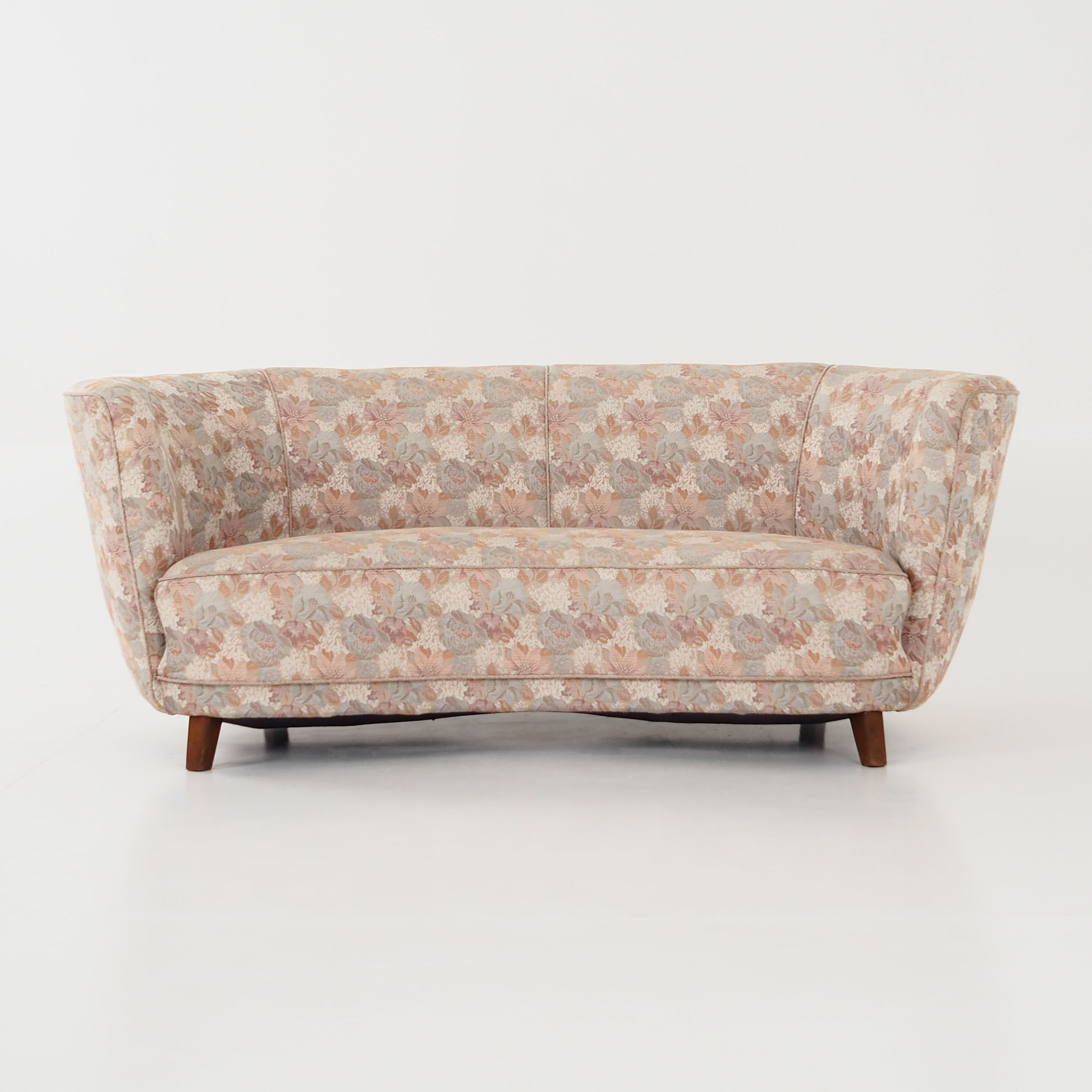 Banana-shaped sofa 1970s design