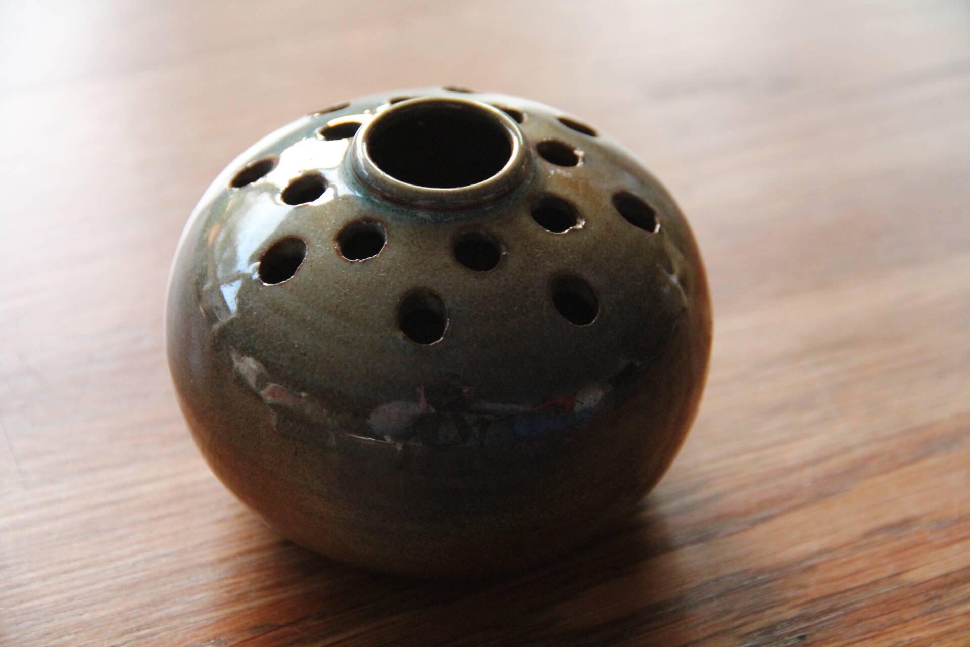 Boule pique-fleur en grès Accolay