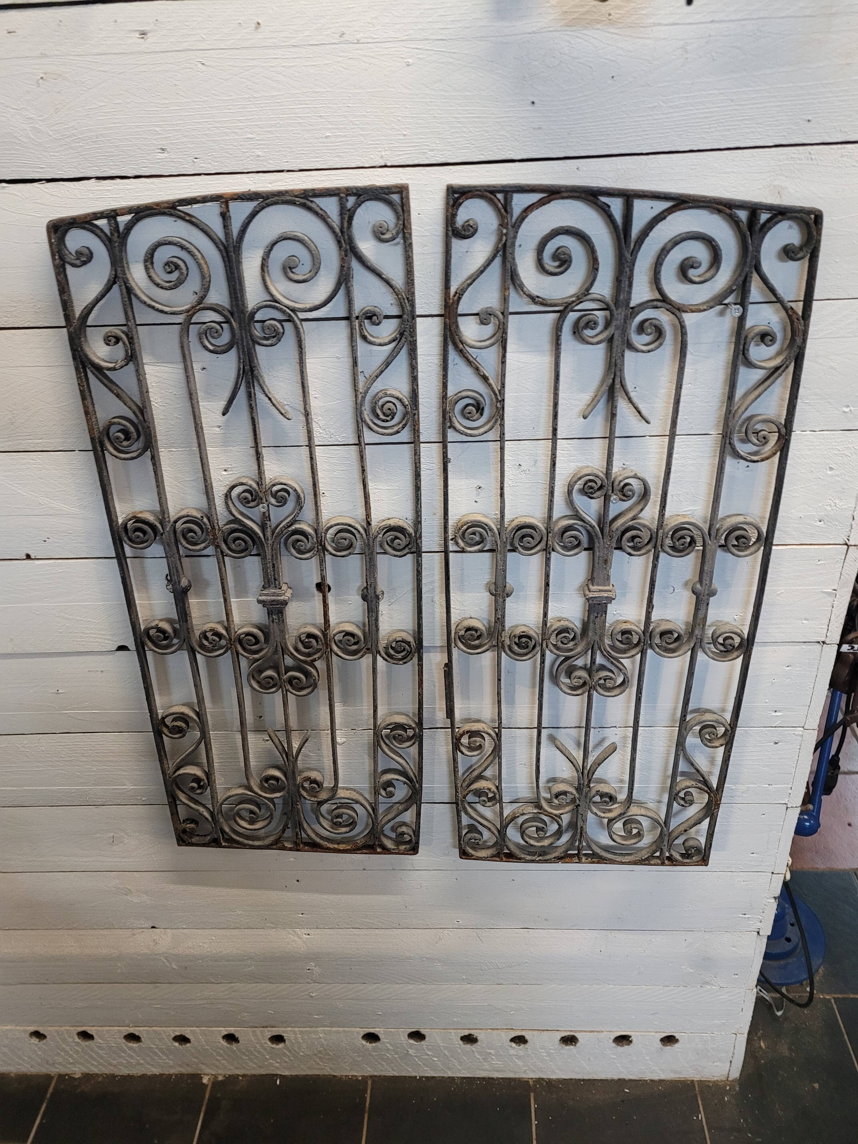 Ancienne paire de grilles en fer forgé