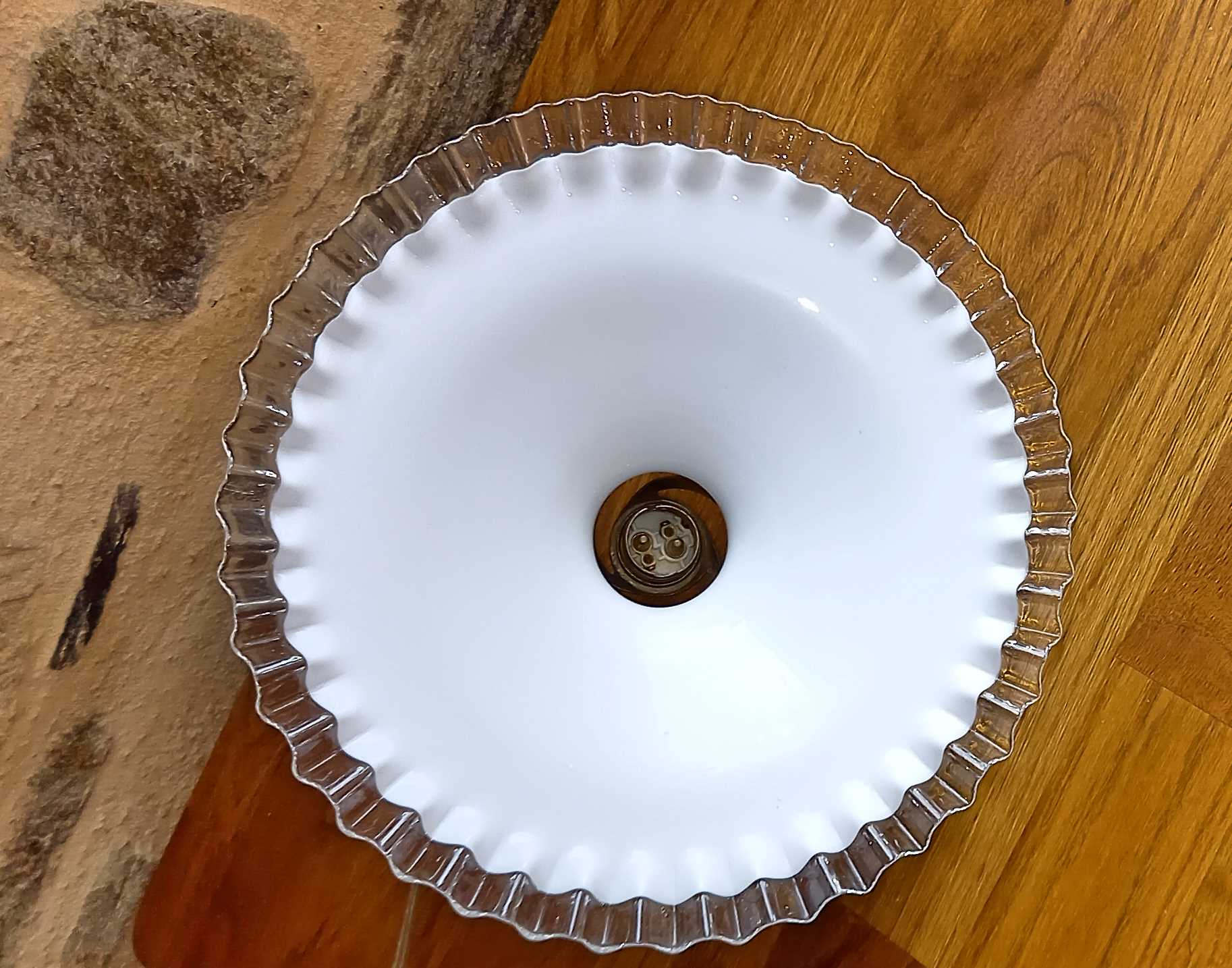 White opaline suspension toothed 26 cm diameter