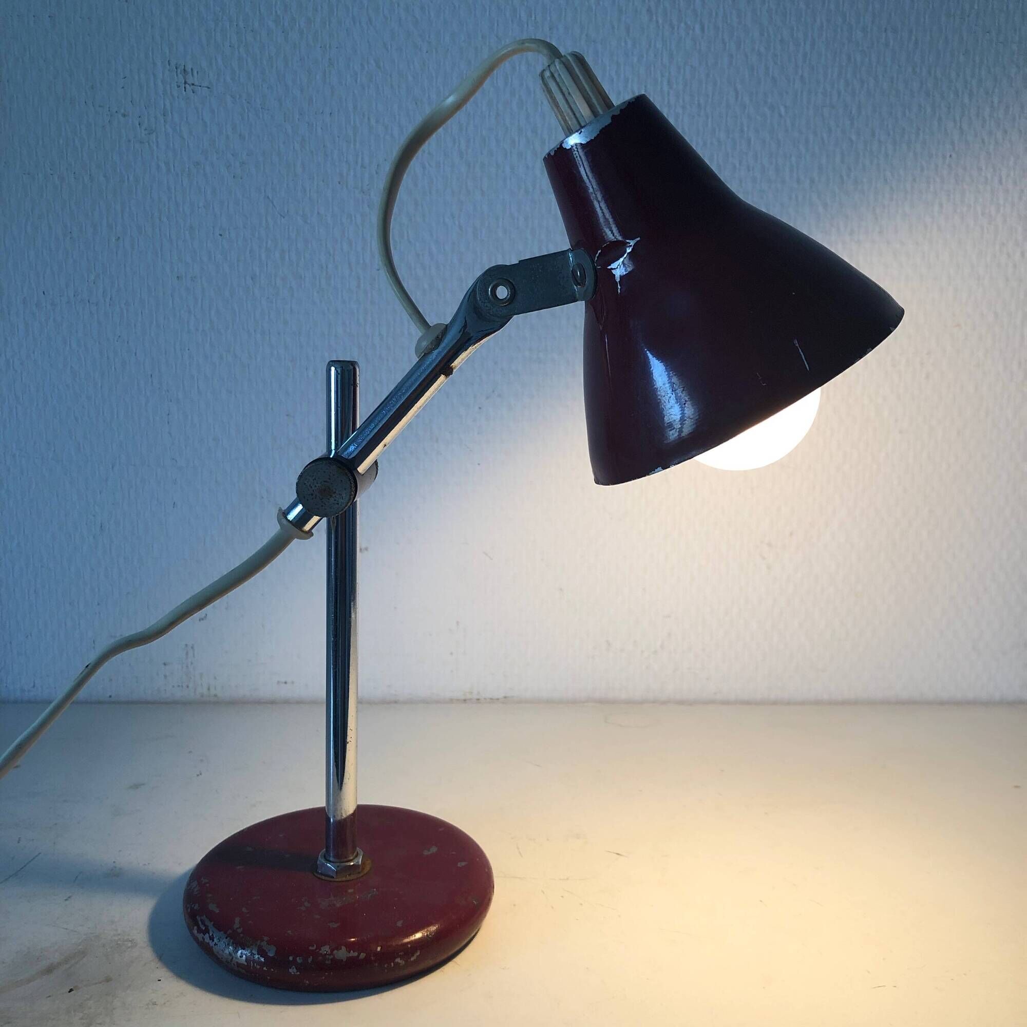 Vintage 1960 children's desk lamp, burgundy bedside table - 26 cm