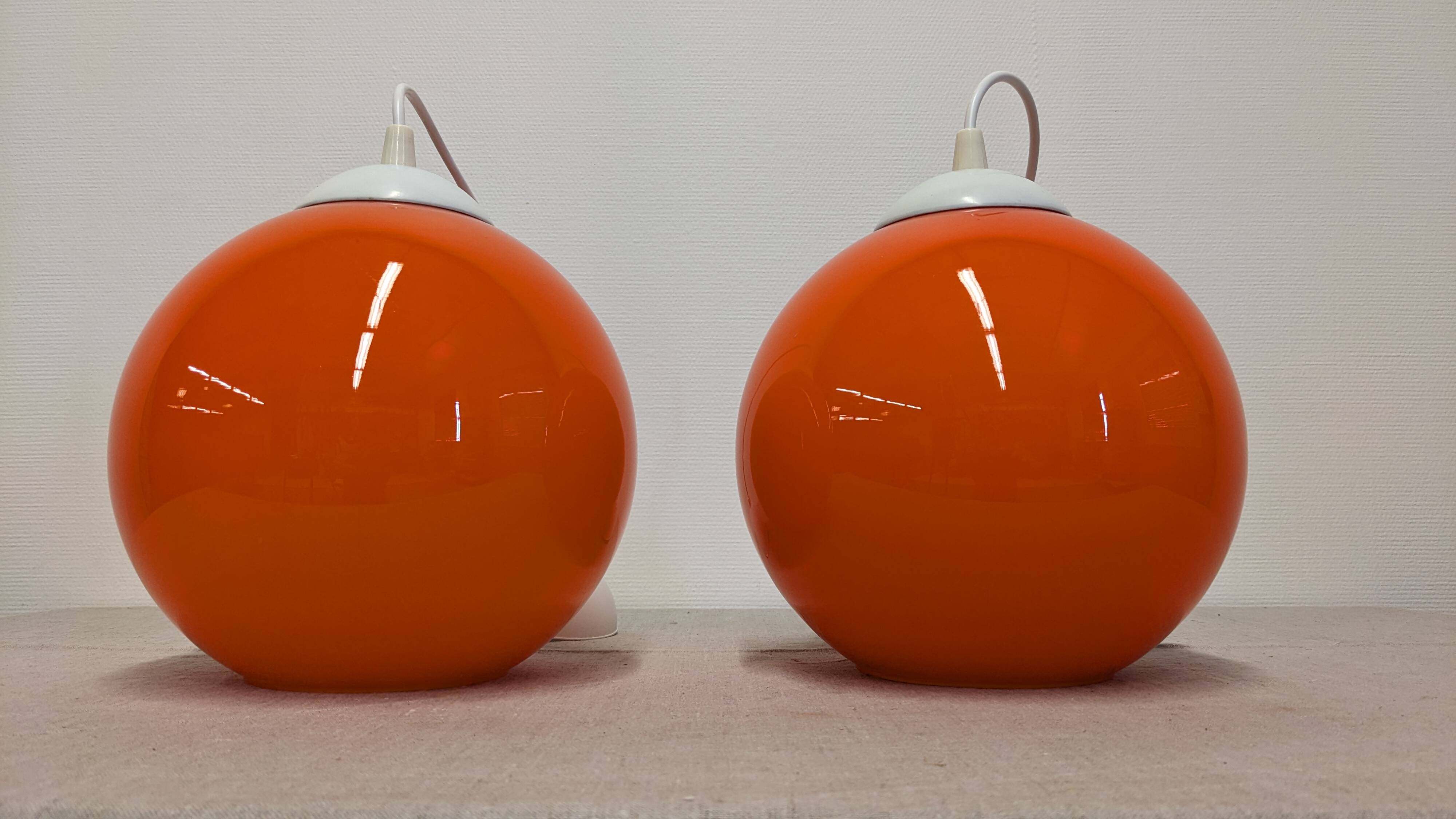 Suspension boule en opaline orange, années 60-70