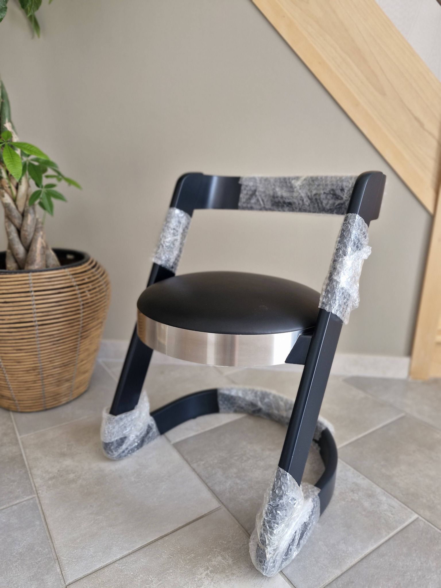 Set of 4 black cantilever chairs – Italian design from the 1970s