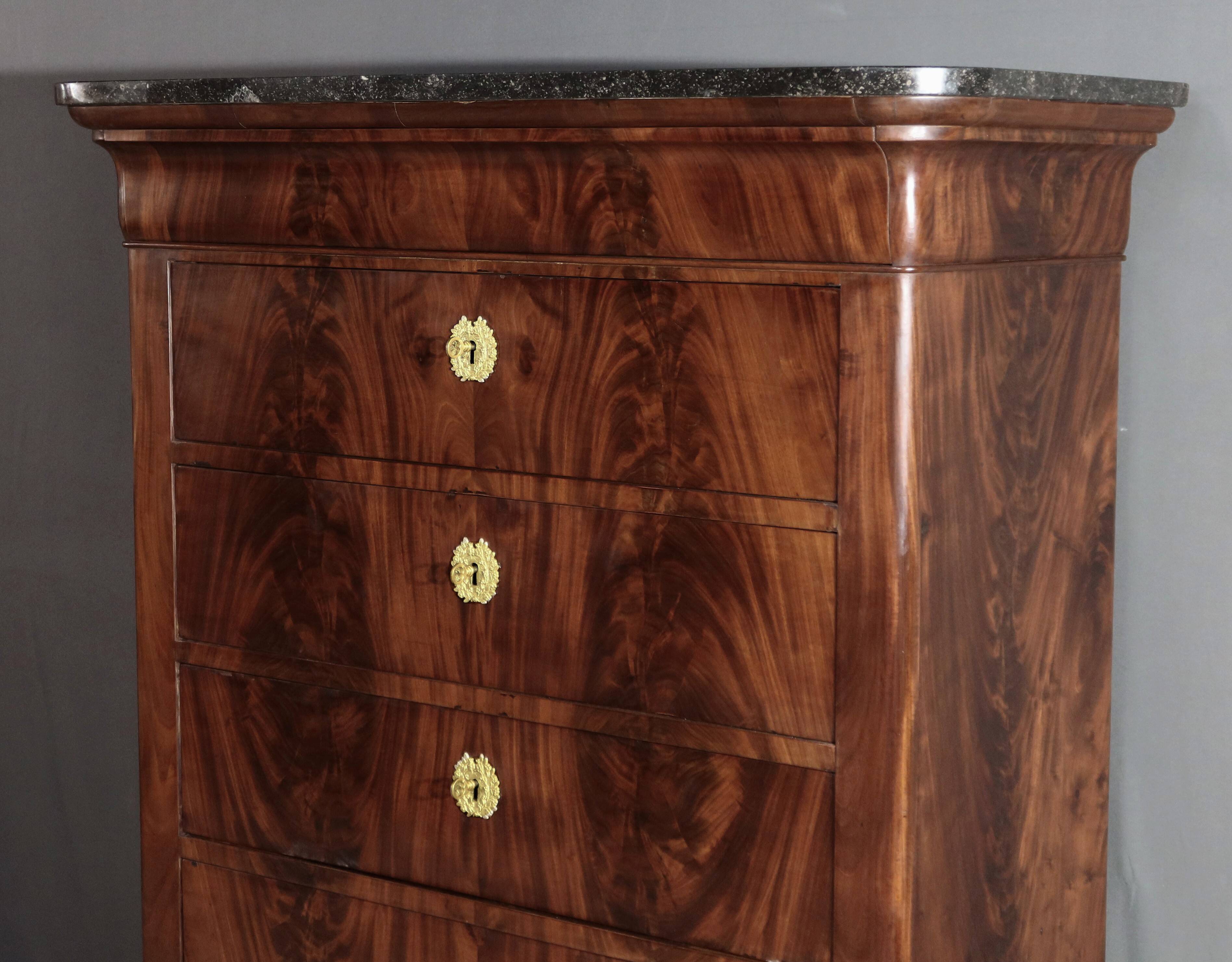 Mahogany burl chest of drawers, Restoration period – Early 19th century